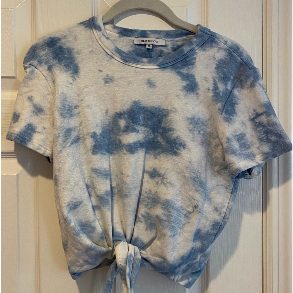 Oliviaceous semi-cropped blue and white patterned T-shirt that ties at bottom